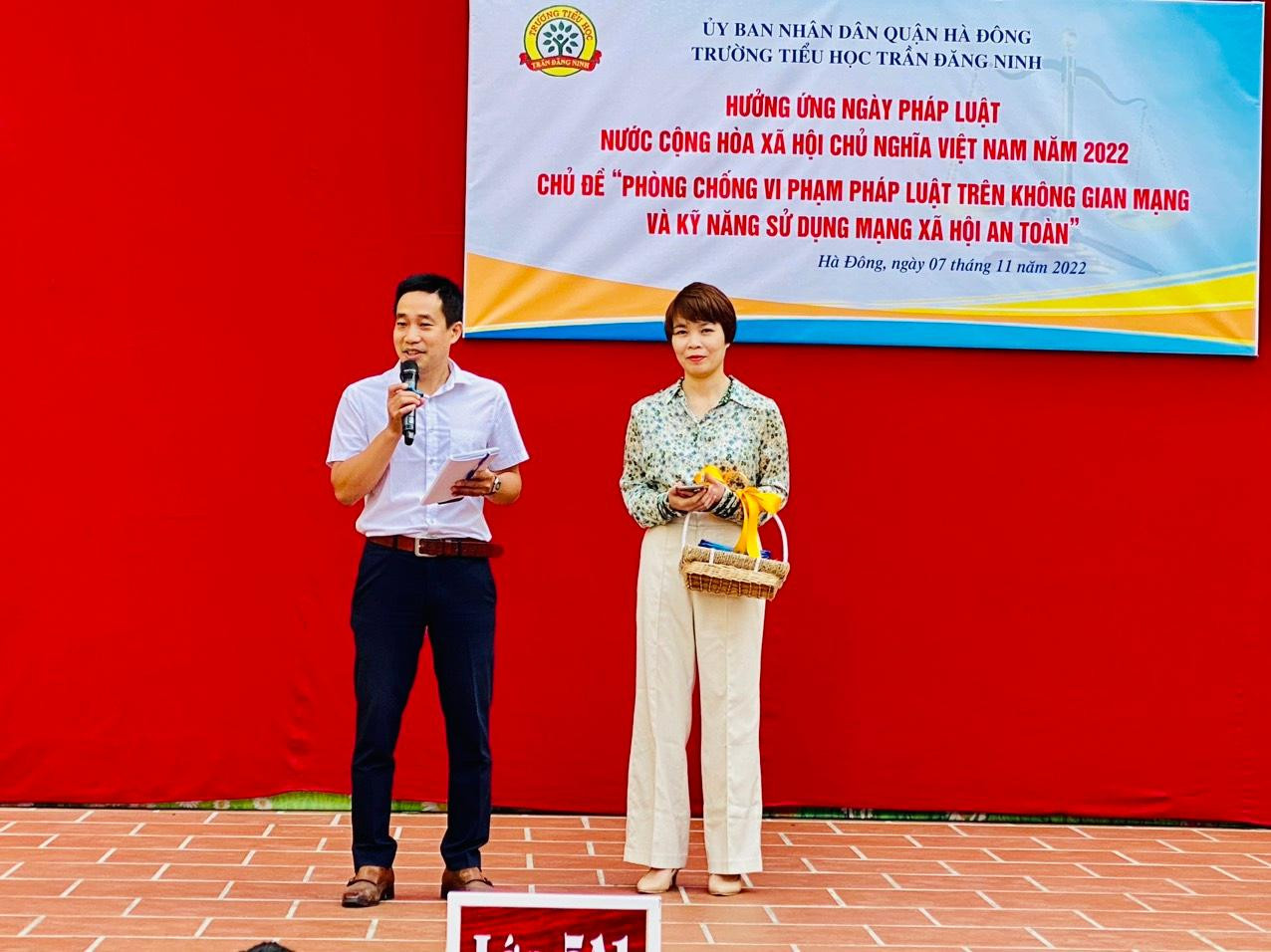 Anh Trọng Tùng - chuyên gia đào tạo kỹ năng mềm và chị Thúy Hiền - phóng viên báo Thiên Thần Nhỏ đã có buổi trò chuyện với các bạn học sinh về pháp luật trên không gian mạng và kỹ năng sử dụng mạng xã hội an toàn. Anh Trọng Tùng - chuyên gia đào tạo kỹ năng mềm và chị Thúy Hiền - phóng viên báo Thiên Thần Nhỏ đã có buổi trò chuyện với các bạn học sinh về pháp luật trên không gian mạng và kỹ năng sử dụng mạng xã hội an toàn.