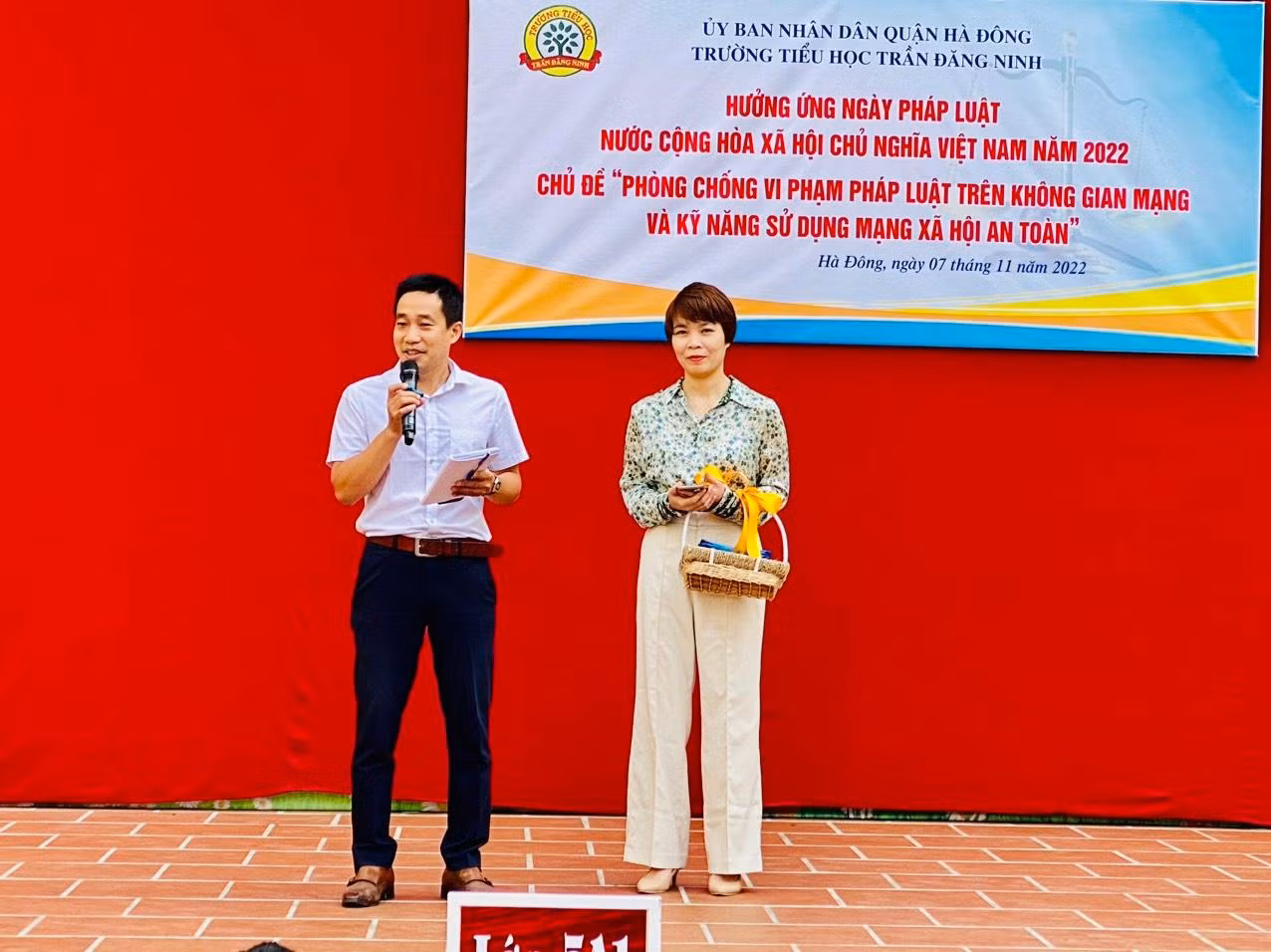 Anh Trọng Tùng - chuyên gia đào tạo kỹ năng mềm và chị Thúy Hiền - phóng viên báo Thiên Thần Nhỏ đã có buổi trò chuyện với các bạn học sinh về pháp luật trên không gian mạng và kỹ năng sử dụng mạng xã hội an toàn.