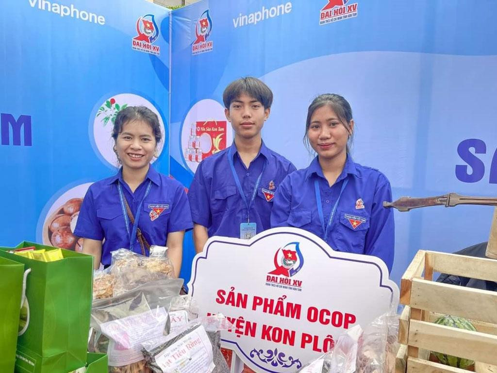 A Khuyến là đại biểu trẻ tuổi nhất tham dự Đại hội Đoàn toàn quốc lần thứ XII. A Khuyến là đại biểu trẻ tuổi nhất tham dự Đại hội Đoàn toàn quốc lần thứ XII.