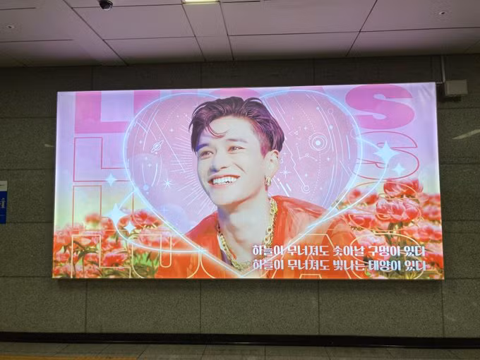 Biển quảng cáo của Lucas do một fan thuê chạy tại nhà ga.