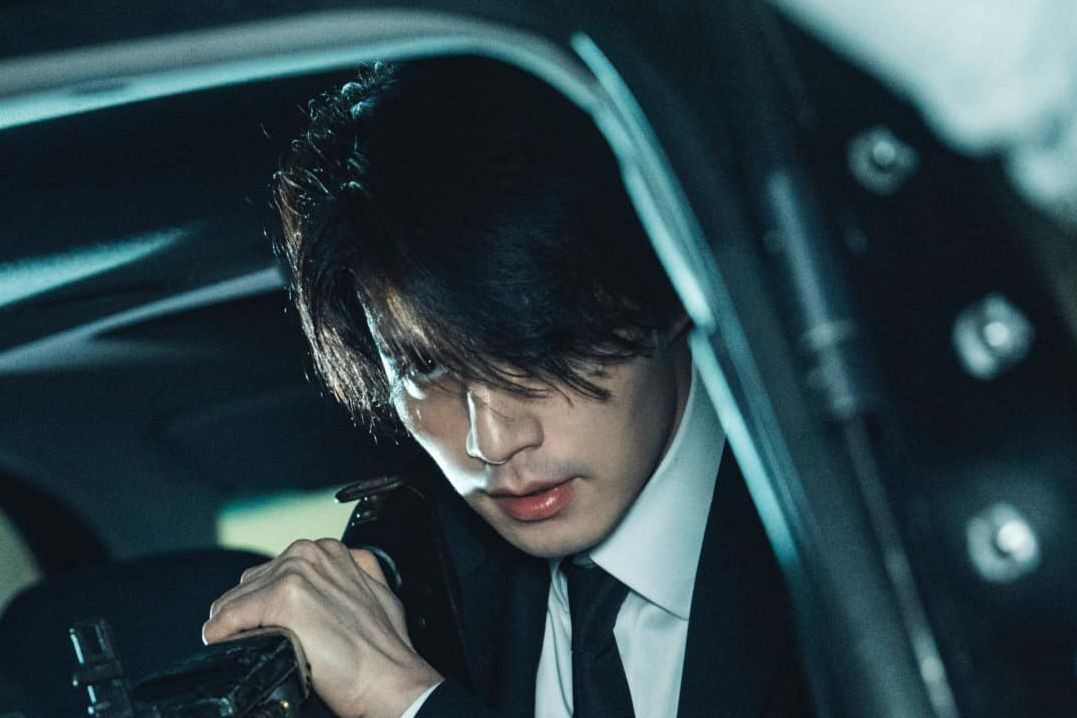 Khoảnh khắc Jeong Jin Man xuất hiện với ánh mắt sắc lẹm nhắm phía sau cốp ô tô được nâng chậm là một trong những cảnh làm fan ấn tượng, gục ngã. Khoảnh khắc Jeong Jin Man xuất hiện với ánh mắt sắc lẹm nhắm phía sau cốp ô tô được nâng chậm là một trong những cảnh làm fan ấn tượng, gục ngã.