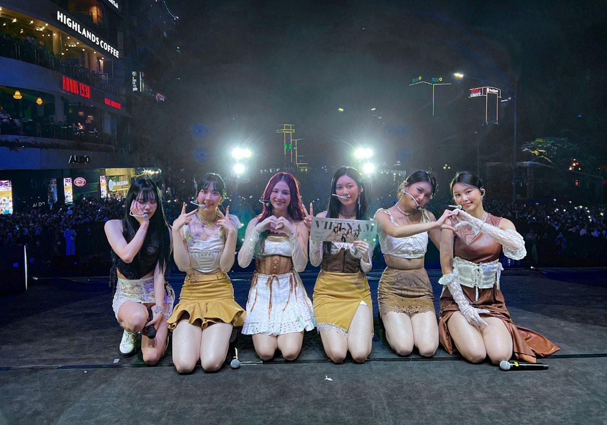 MOMOLAND đã tái hiện loạt hit trong sự nghiệp như Bboom Bboom, BAAM... tại Lễ hội Văn hóa và Du lịch Hàn - Việt (2022).