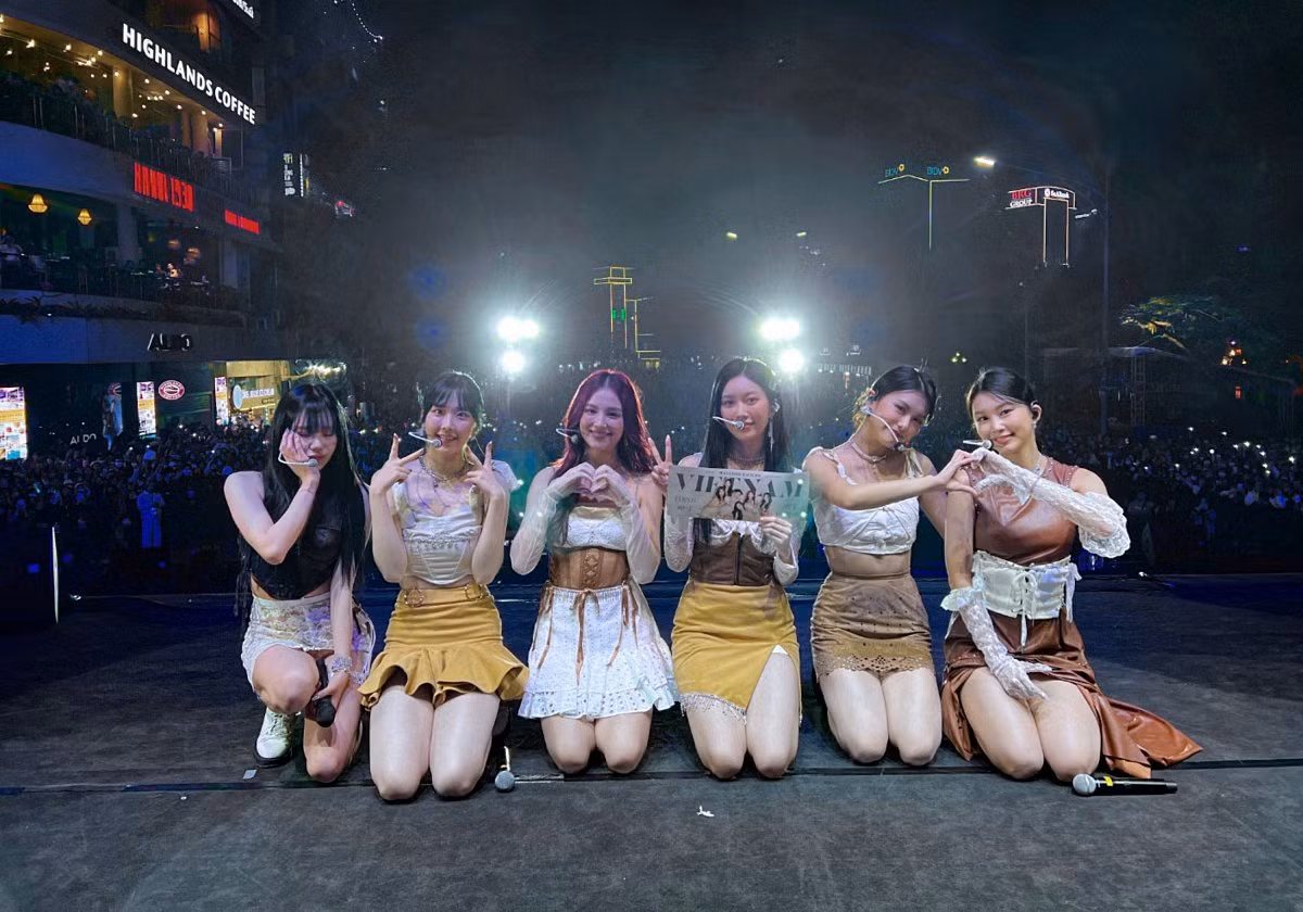 MOMOLAND đã tái hiện loạt hit trong sự nghiệp như Bboom Bboom, BAAM... tại Lễ hội Văn hóa và Du lịch Hàn - Việt (2022).