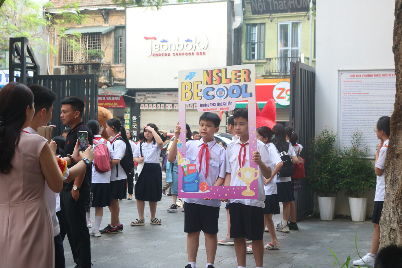 Nhiều bạn tới trường sớm đảo mắt tìm bạn quen. Nhiều bạn tới trường sớm đảo mắt tìm bạn quen.