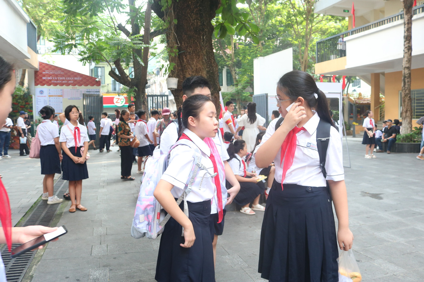 Nhiều bạn tới trường sớm đảo mắt tìm bạn quen. Nhiều bạn tới trường sớm đảo mắt tìm bạn quen.