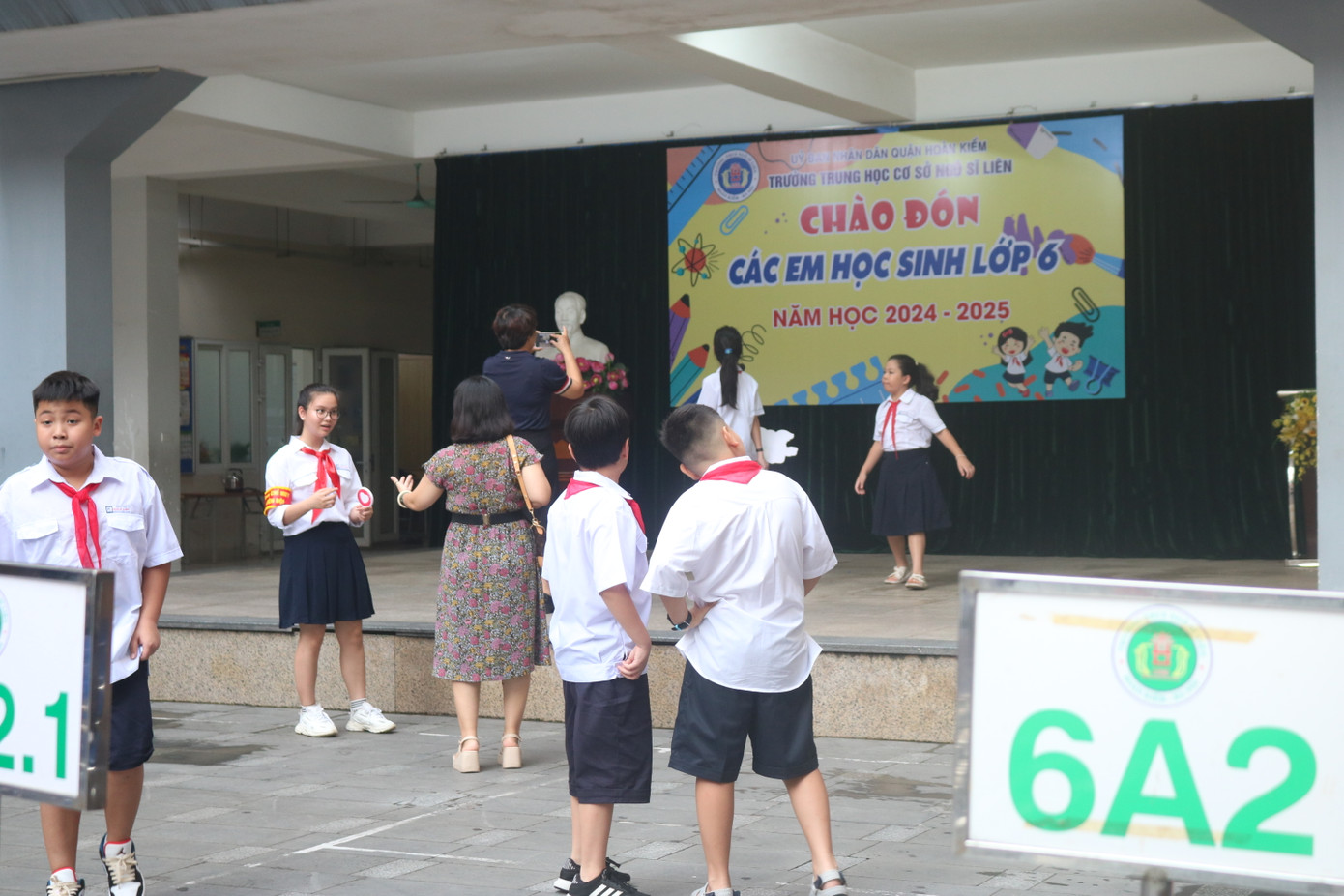 Nhiều bạn tới trường sớm đảo mắt tìm bạn quen. Nhiều bạn tới trường sớm đảo mắt tìm bạn quen.