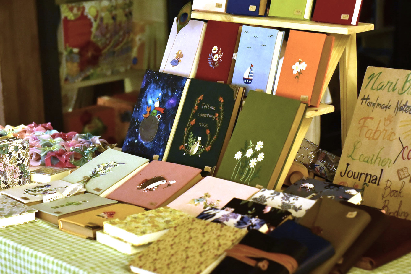 Hội chợ có hàng chục gian hàng, mỗi gian bày bán những sản phẩm đa dạng như trang sức, sổ tay... với kiểu dáng, màu sắc rực rỡ. Hội chợ có hàng chục gian hàng, mỗi gian bày bán những sản phẩm đa dạng như trang sức, sổ tay... với kiểu dáng, màu sắc rực rỡ.