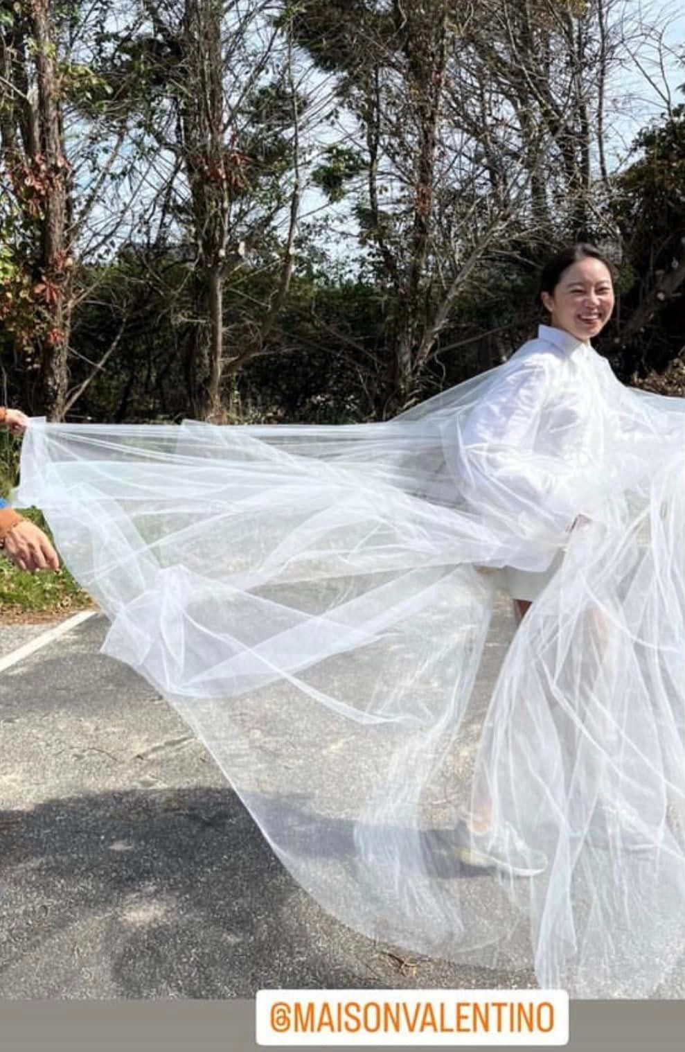 Cô dâu Gong Hyo Jin trong đôi giày sneaker, diện Hanbok cách tân tinh nghịch. Cô dâu Gong Hyo Jin trong đôi giày sneaker, diện Hanbok cách tân tinh nghịch.
