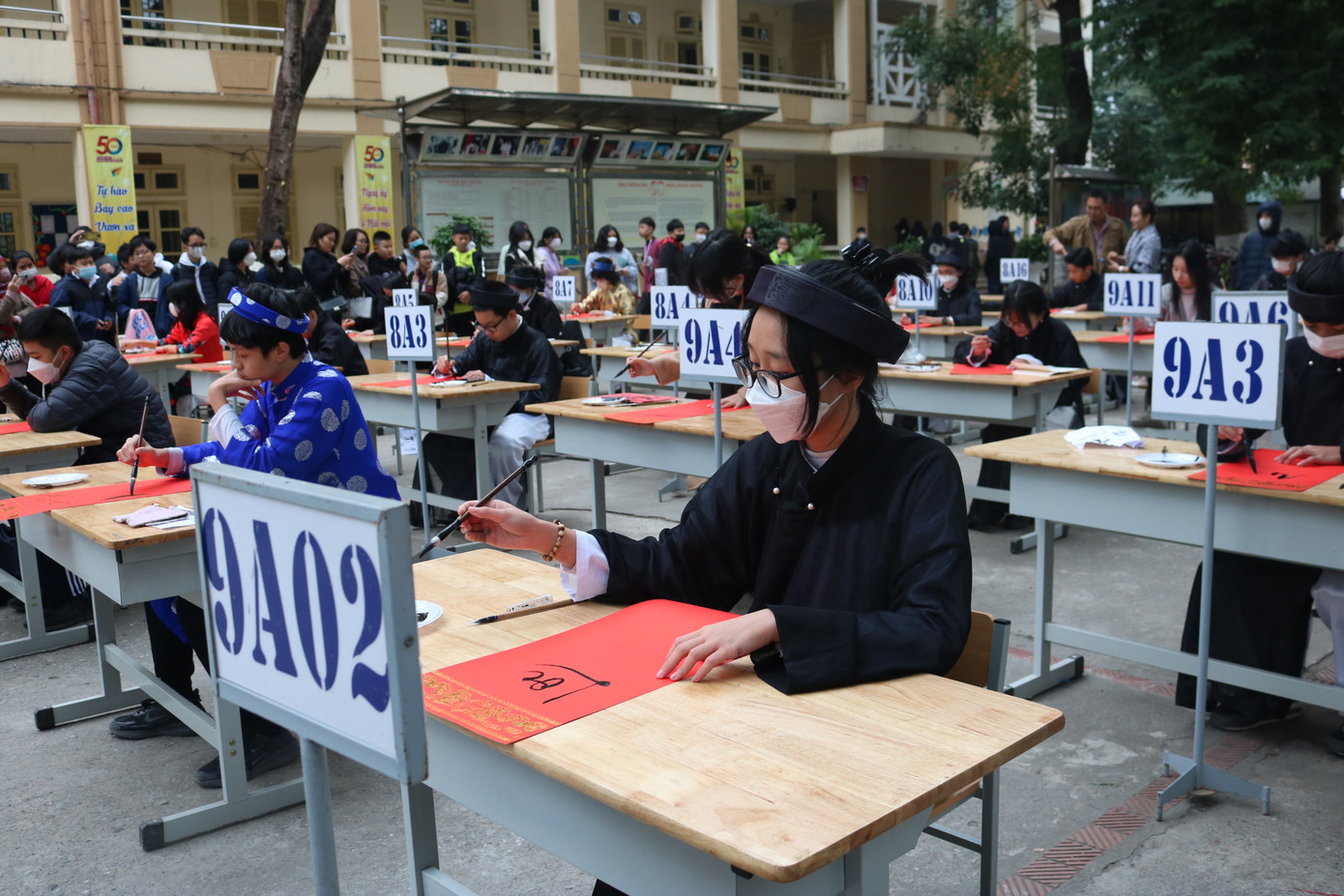 Những "ông đồ nhí" áo the khăn xếp nghiêm túc "múa bút".