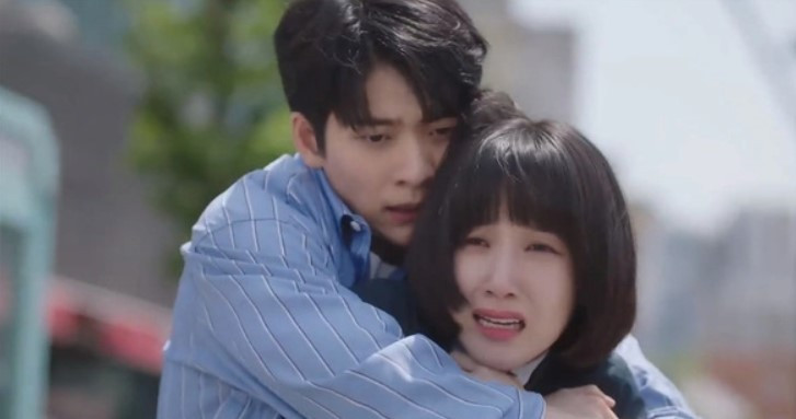 Phân cảnh bùng nổ diễn xuất của Tae Oh và Eun Bin khi Young Woo hoảng loạn do chứng kiến cảnh tai nạn và Jun Ho đã ôm cô thật chặt để giúp cô bình tĩnh. Phân cảnh bùng nổ diễn xuất của Tae Oh và Eun Bin khi Young Woo hoảng loạn do chứng kiến cảnh tai nạn và Jun Ho đã ôm cô thật chặt để giúp cô bình tĩnh.