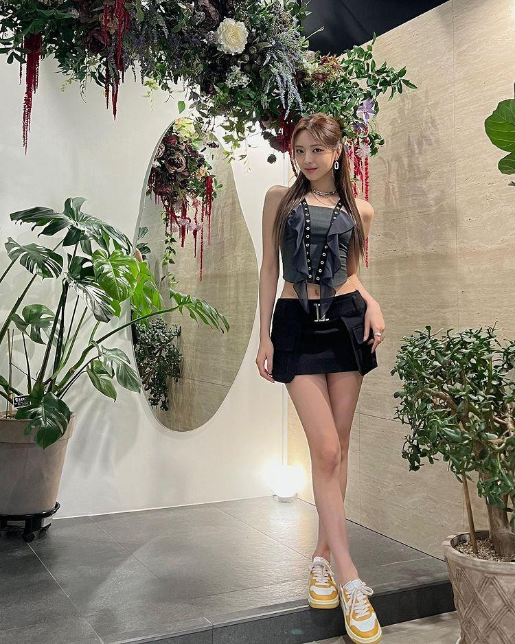 Yuna sở hữu đôi chân dài siêu thực, vòng eo nhỏ, đường hông rộng, bờ vai mảnh mai.