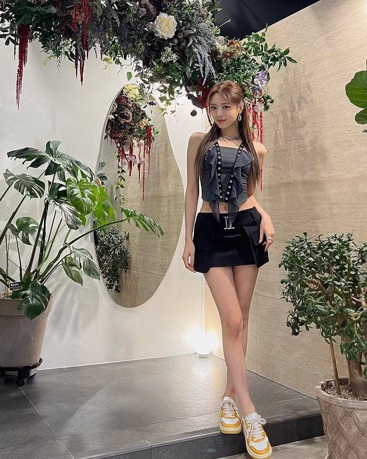 Yuna sở hữu đôi chân dài siêu thực, vòng eo nhỏ, đường hông rộng, bờ vai mảnh mai.