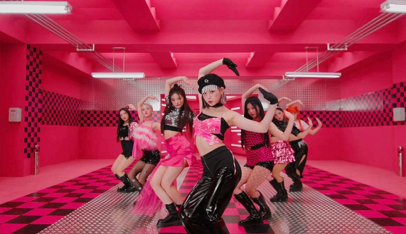 MV WOULD YOU RUN tràn đầy màu sắc rực rỡ. MV WOULD YOU RUN tràn đầy màu sắc rực rỡ.