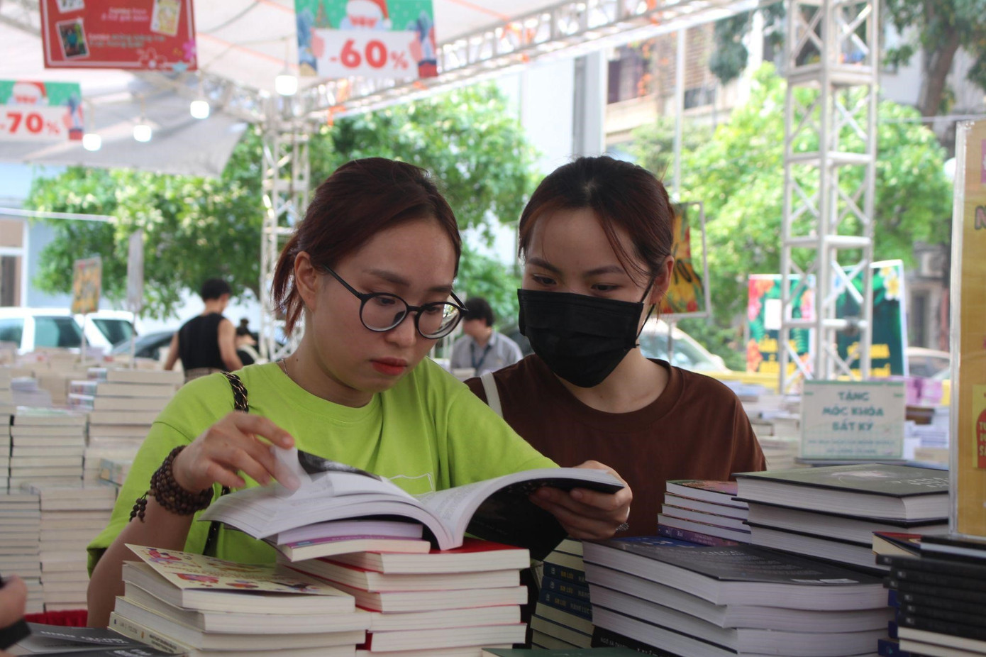 Nội dung sách đa dạng, níu chân độc giả ở mọi lứa tuổi tại mỗi gian hàng.
