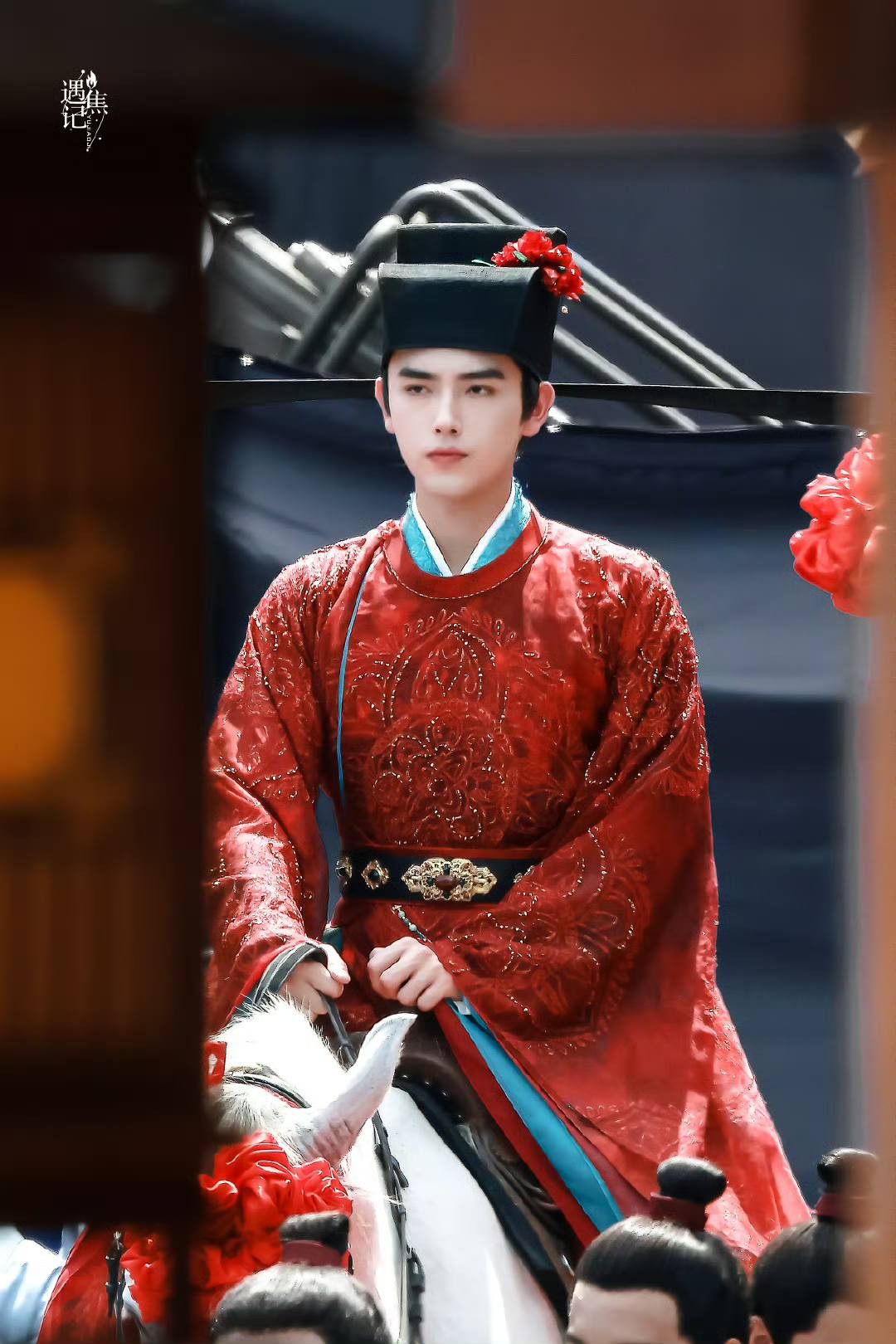 Hỷ phục của Đoàn Tư cũng gây tranh cãi.