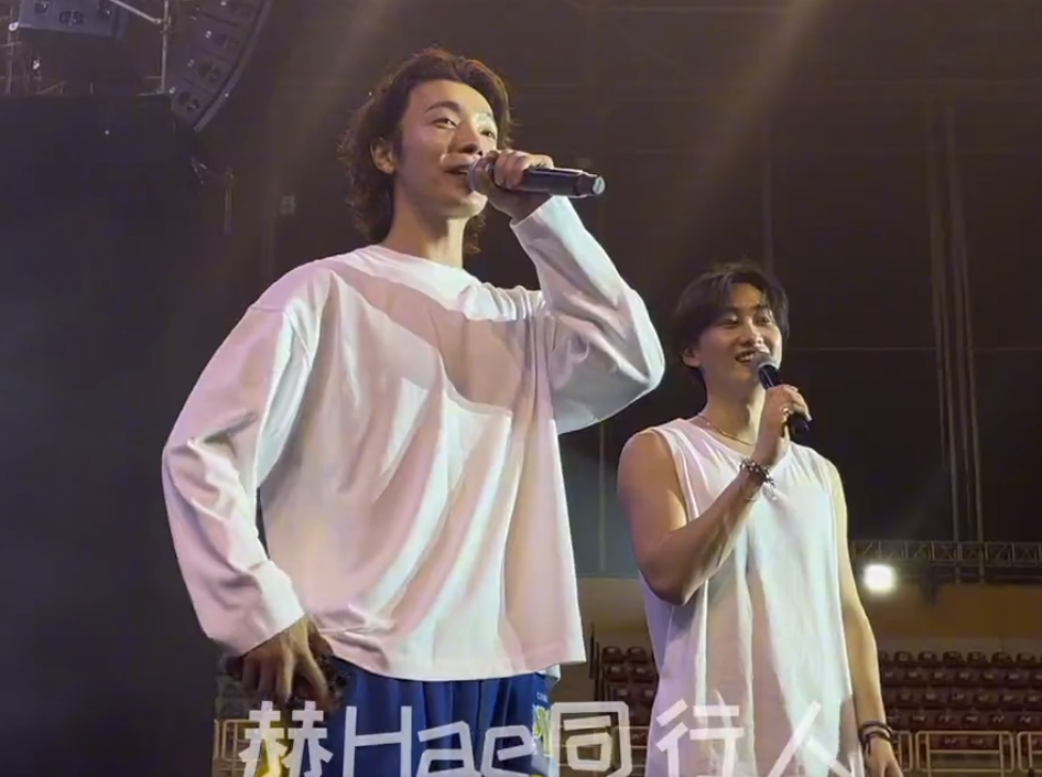 Bộ đôi không quên gửi lời chúc mừng, hi vọng cặp đôi này sẽ thật hạnh phúc. Bộ đôi không quên gửi lời chúc mừng, hi vọng cặp đôi này sẽ thật hạnh phúc.