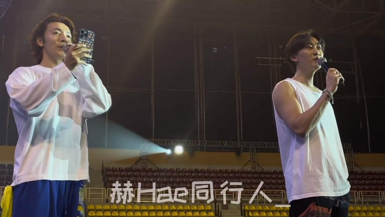 Donghae còn lấy điện thoại ra ghi hình lại khi bạn fanboy cầu hôn thành công. Donghae còn lấy điện thoại ra ghi hình lại khi bạn fanboy cầu hôn thành công.