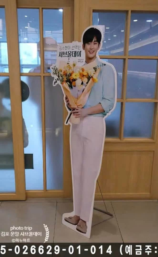 Kênh YouTube sử dụng hình ảnh những chiếc standee của Kim Soo Hyun bị bỏ ra một góc tại cửa hàng Shabu All Day, minh chứng cho việc anh đang bị các thương hiệu xa lánh. Kênh YouTube sử dụng hình ảnh những chiếc standee của Kim Soo Hyun bị bỏ ra một góc tại cửa hàng Shabu All Day, minh chứng cho việc anh đang bị các thương hiệu xa lánh.