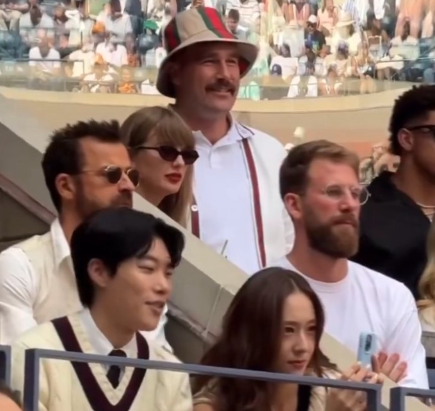 Một số hình ảnh khác của dàn sao ở khán đài. Dù không ngồi cạnh nhau, nhưng fan cũng vui vì 2 mỹ nhân chung khung hình. Một số hình ảnh khác của dàn sao ở khán đài. Dù không ngồi cạnh nhau, nhưng fan cũng vui vì 2 mỹ nhân chung khung hình.