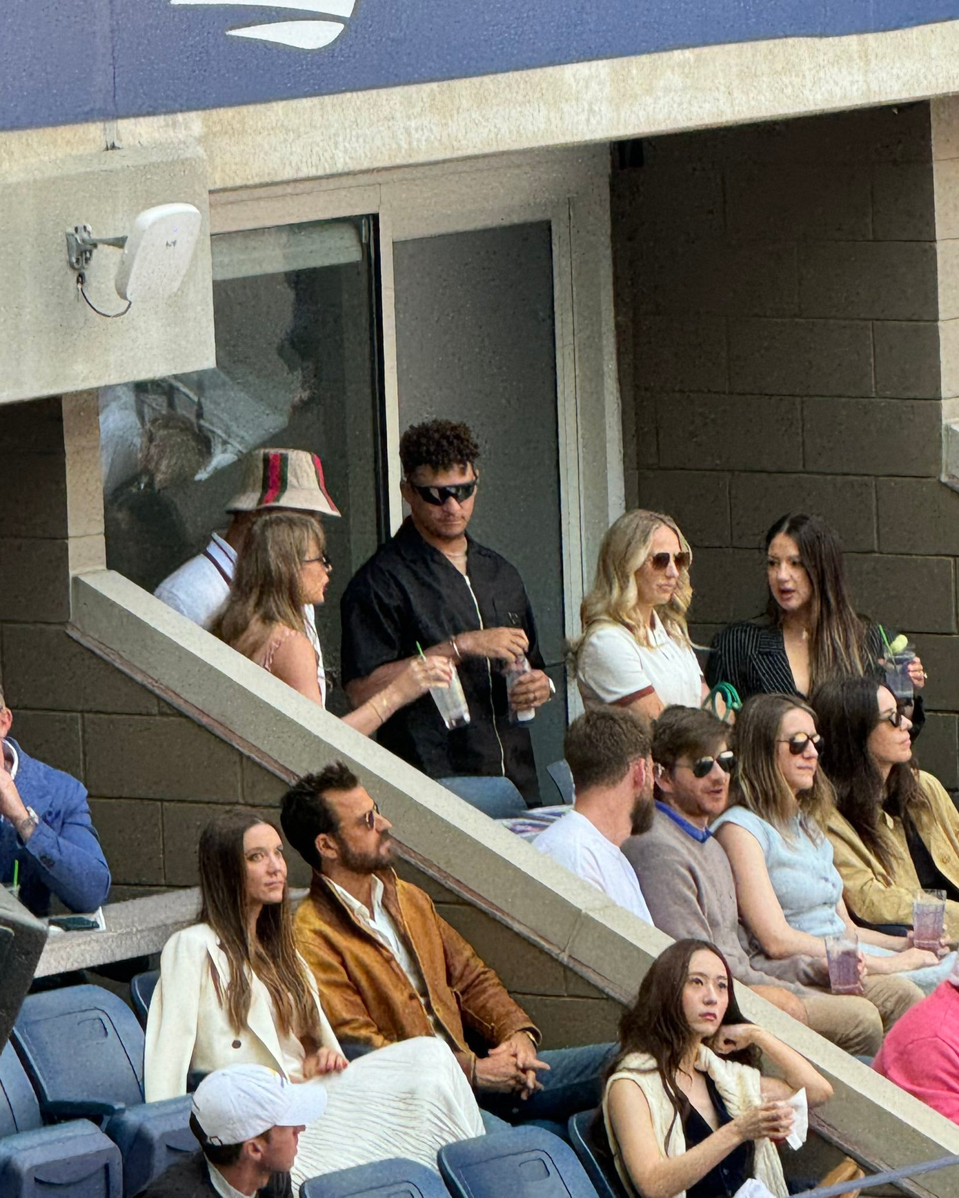 Một số hình ảnh khác của dàn sao ở khán đài. Dù không ngồi cạnh nhau, nhưng fan cũng vui vì 2 mỹ nhân chung khung hình. Một số hình ảnh khác của dàn sao ở khán đài. Dù không ngồi cạnh nhau, nhưng fan cũng vui vì 2 mỹ nhân chung khung hình.