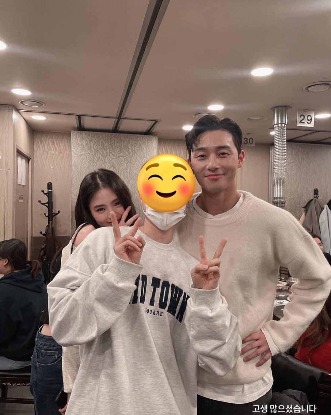 Han So Hee và Park Seo Joon chụp ảnh cùng nhân viên trong tiệc đóng máy. Han So Hee và Park Seo Joon chụp ảnh cùng nhân viên trong tiệc đóng máy.