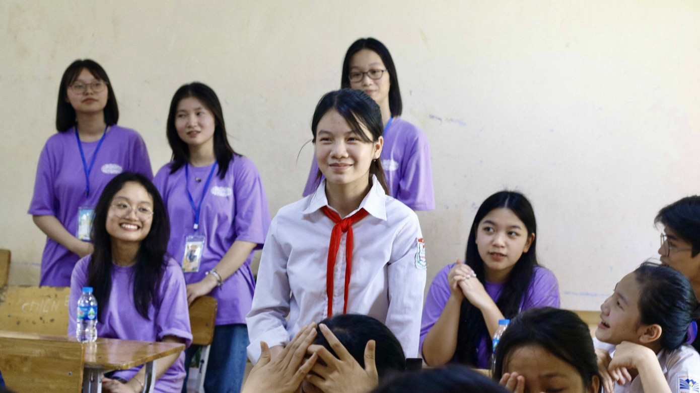 Các em học sinh trường THCS Khánh Thượng, Ba Vì, Hà Nội nhiệt tình tham gia hoạt động giảng dạy của lớp kỹ năng sống do dự án Libreria tổ chức