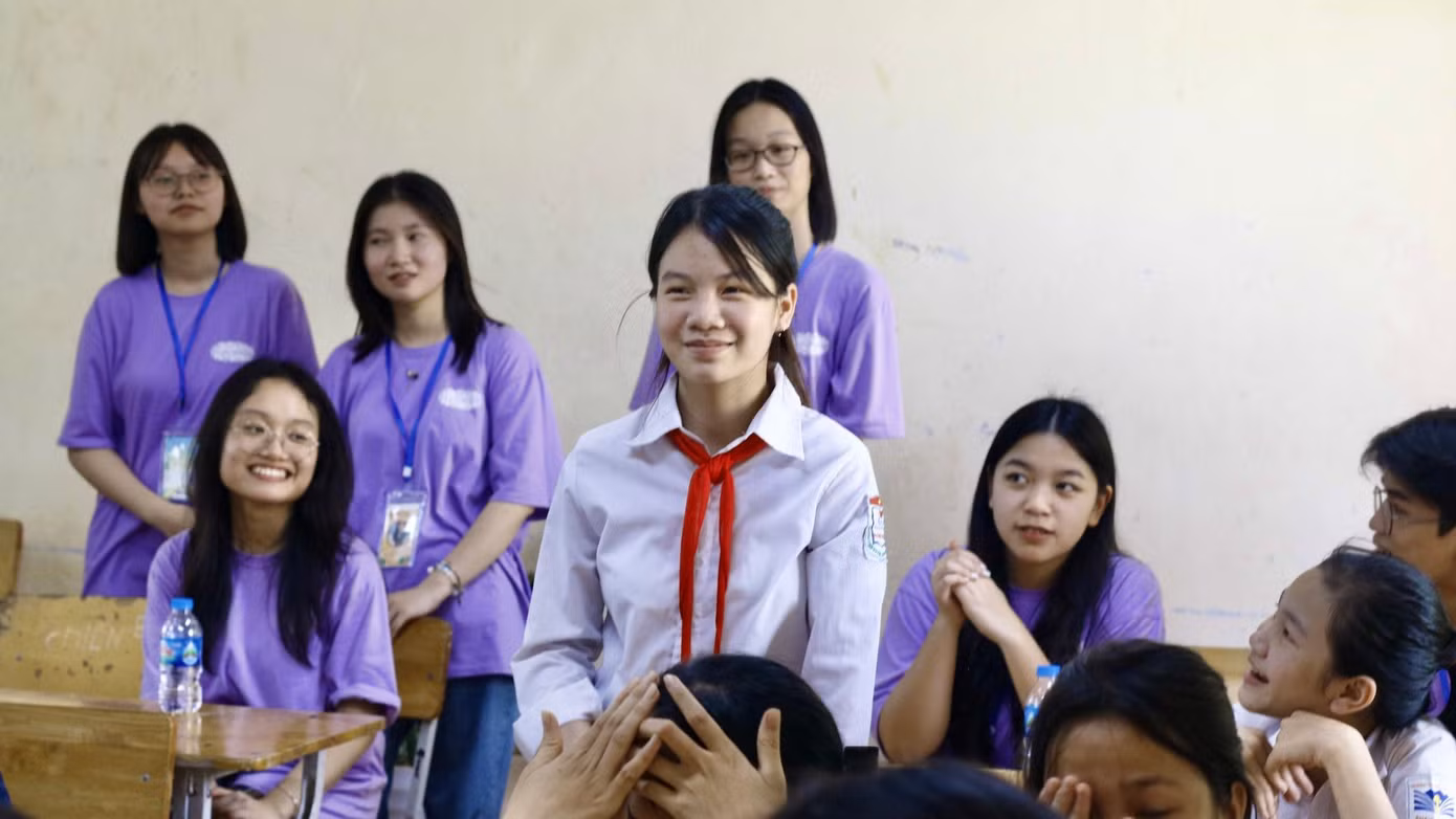 Các em học sinh trường THCS Khánh Thượng, Ba Vì, Hà Nội nhiệt tình tham gia hoạt động giảng dạy của lớp kỹ năng sống do dự án Libreria tổ chức Các em học sinh trường THCS Khánh Thượng, Ba Vì, Hà Nội nhiệt tình tham gia hoạt động giảng dạy của lớp kỹ năng sống do dự án Libreria tổ chức