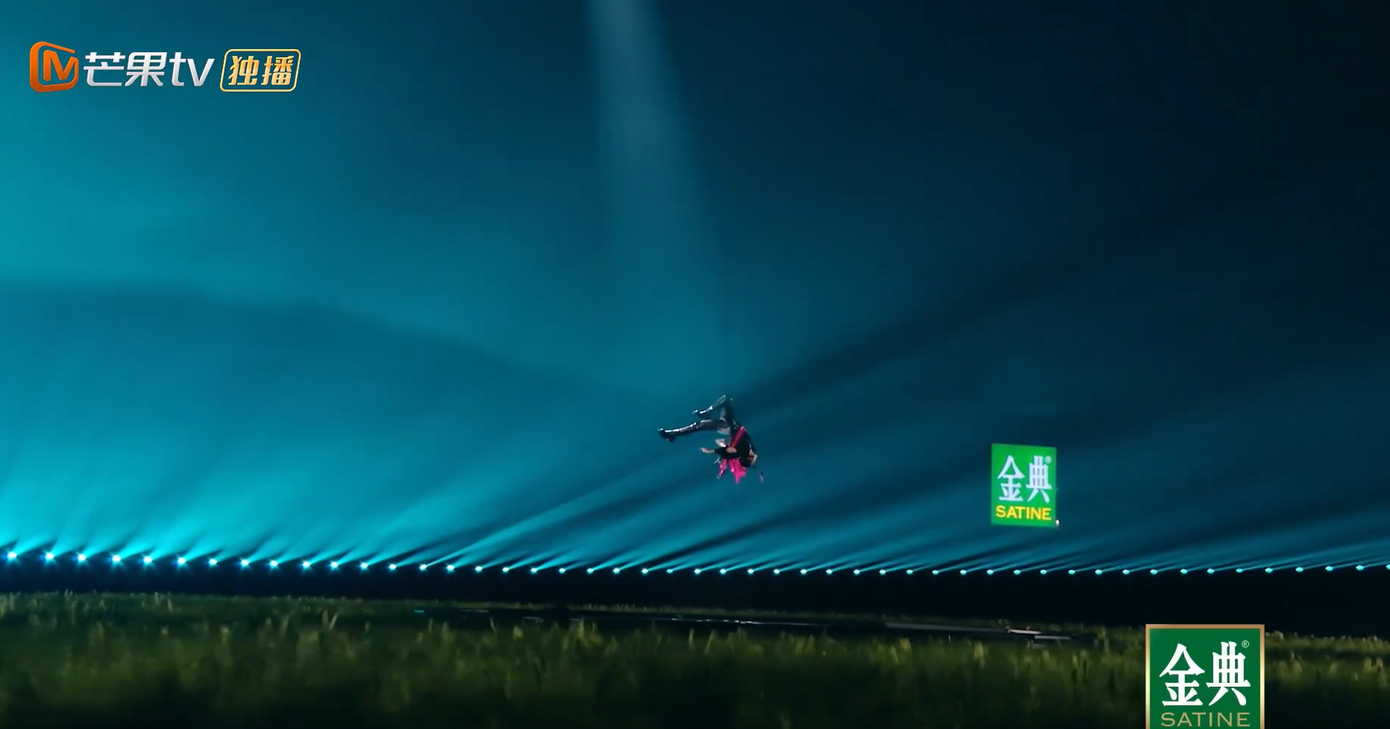 Phần xuất hiện đầu tiên mạo hiểm nhưng ấn tượng của Suni Hạ Linh.