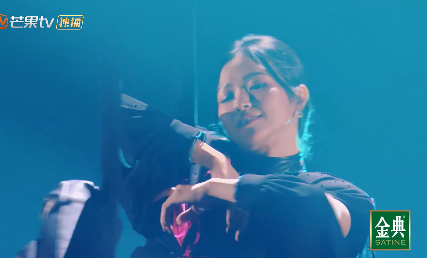 Phần xuất hiện đầu tiên mạo hiểm nhưng ấn tượng của Suni Hạ Linh.