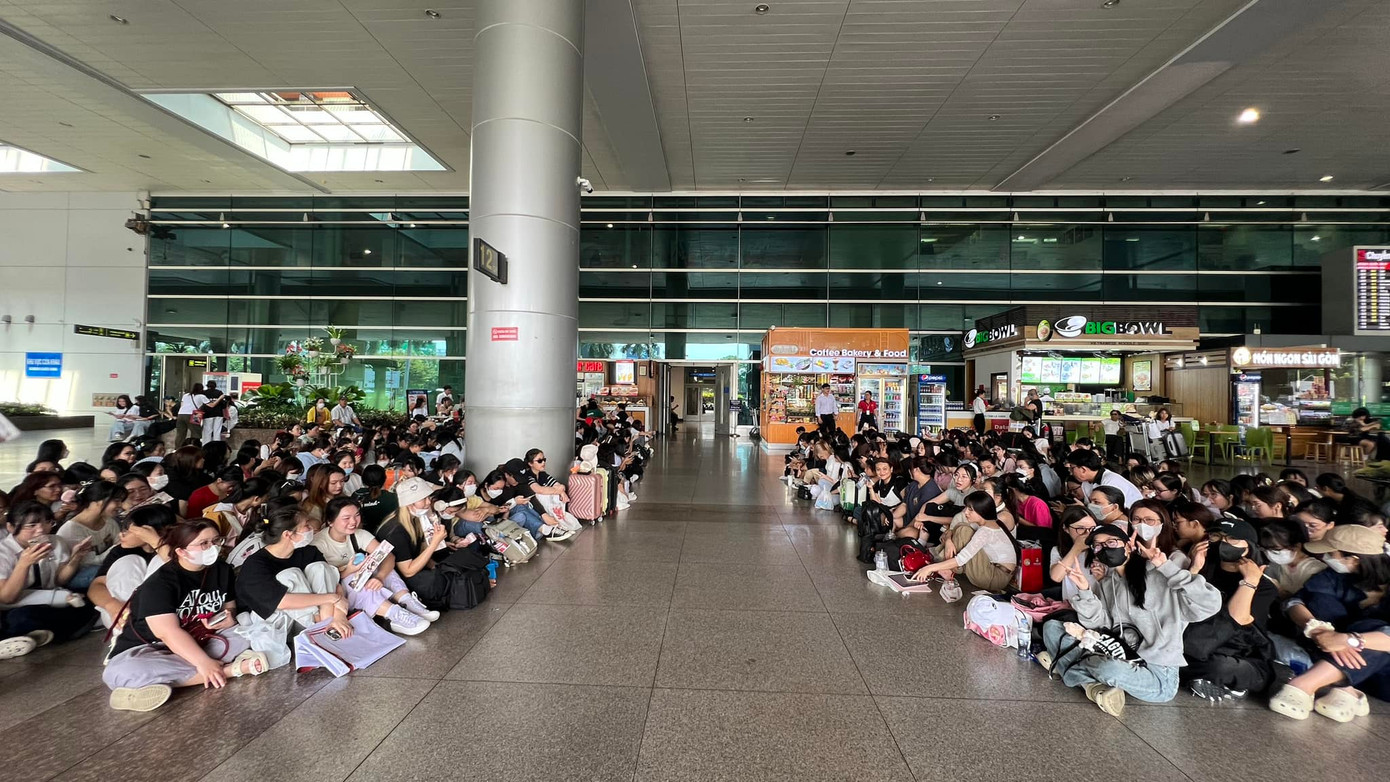 Chiều Chanyeol mới hạ cánh nhưng hàng trăm fan đã tới sân bay ngồi đợi từ sáng. - Ảnh: FlamingYouth - Park Chan Yeol - Tuổi thanh xuân rực rỡ nhất