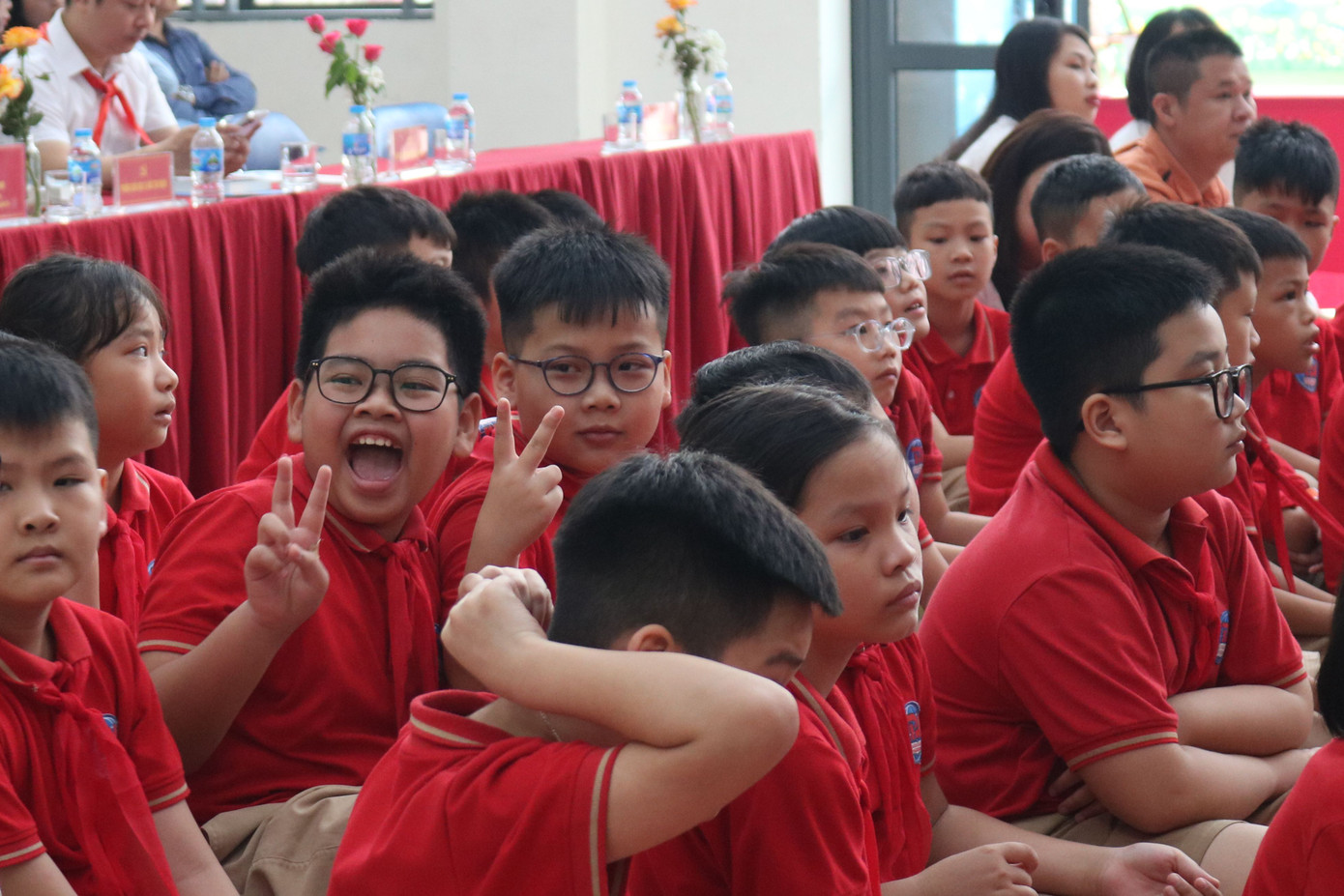 Tween Tiểu học Phương Mai hào hứng, chăm chú theo dõi chương trình. Tween Tiểu học Phương Mai hào hứng, chăm chú theo dõi chương trình.