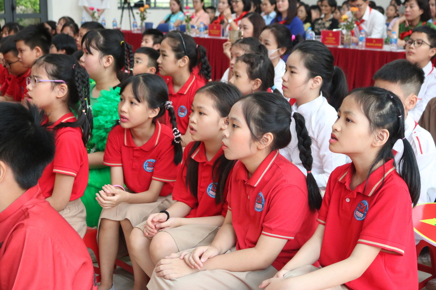 Tween Tiểu học Phương Mai hào hứng, chăm chú theo dõi chương trình. Tween Tiểu học Phương Mai hào hứng, chăm chú theo dõi chương trình.