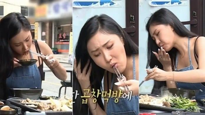 Hình ảnh Hwasa thưởng thức món lòng bò từng gây sốt. Hình ảnh Hwasa thưởng thức món lòng bò từng gây sốt.