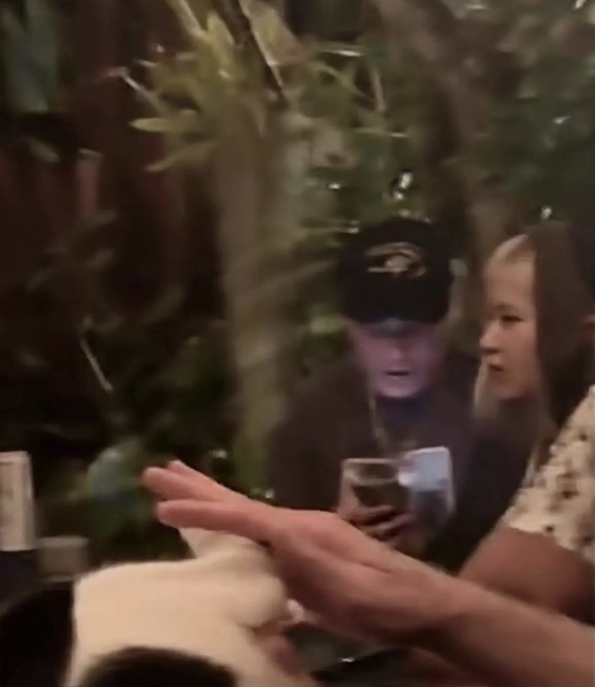 Loạt ảnh được cho là Rosé và Evan Mock tại Hawaii được cư dân mạng chia sẻ rầm rộ những ngày qua. Loạt ảnh được cho là Rosé và Evan Mock tại Hawaii được cư dân mạng chia sẻ rầm rộ những ngày qua.