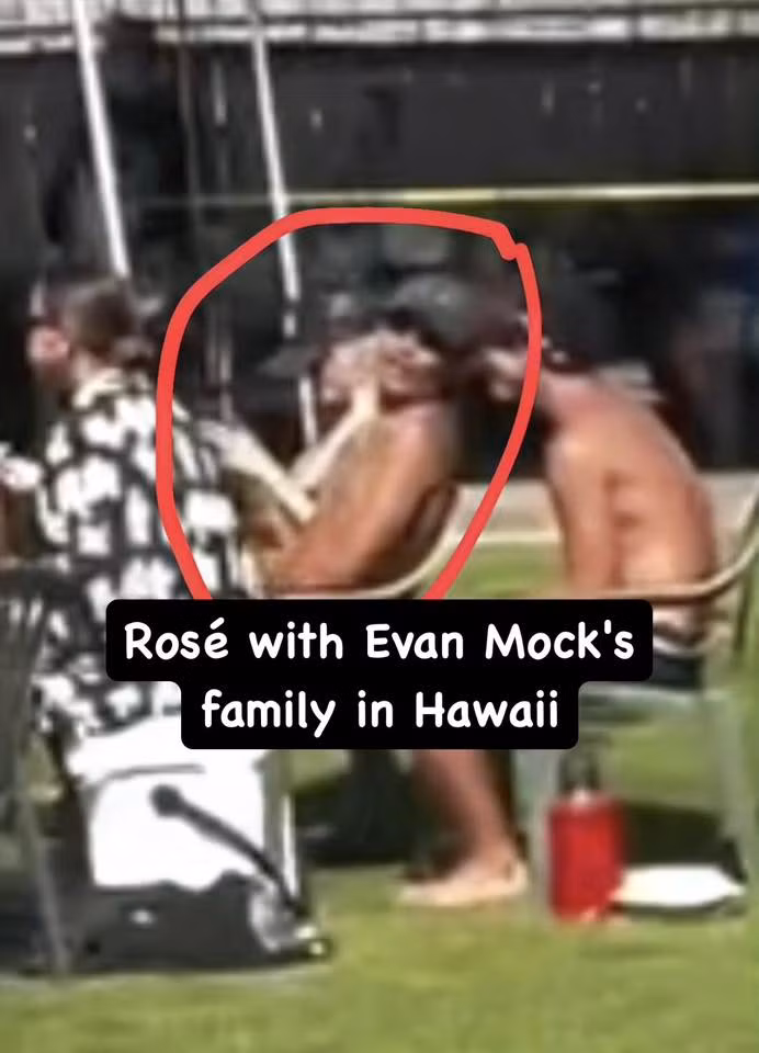 Loạt ảnh được cho là Rosé và Evan Mock tại Hawaii được cư dân mạng chia sẻ rầm rộ những ngày qua.
