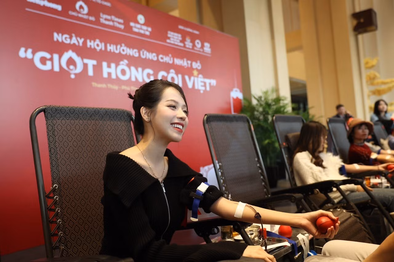 Hoa hậu Thanh Thủy cùng nhiều người đẹp khác cũng tham gia hiến máu.