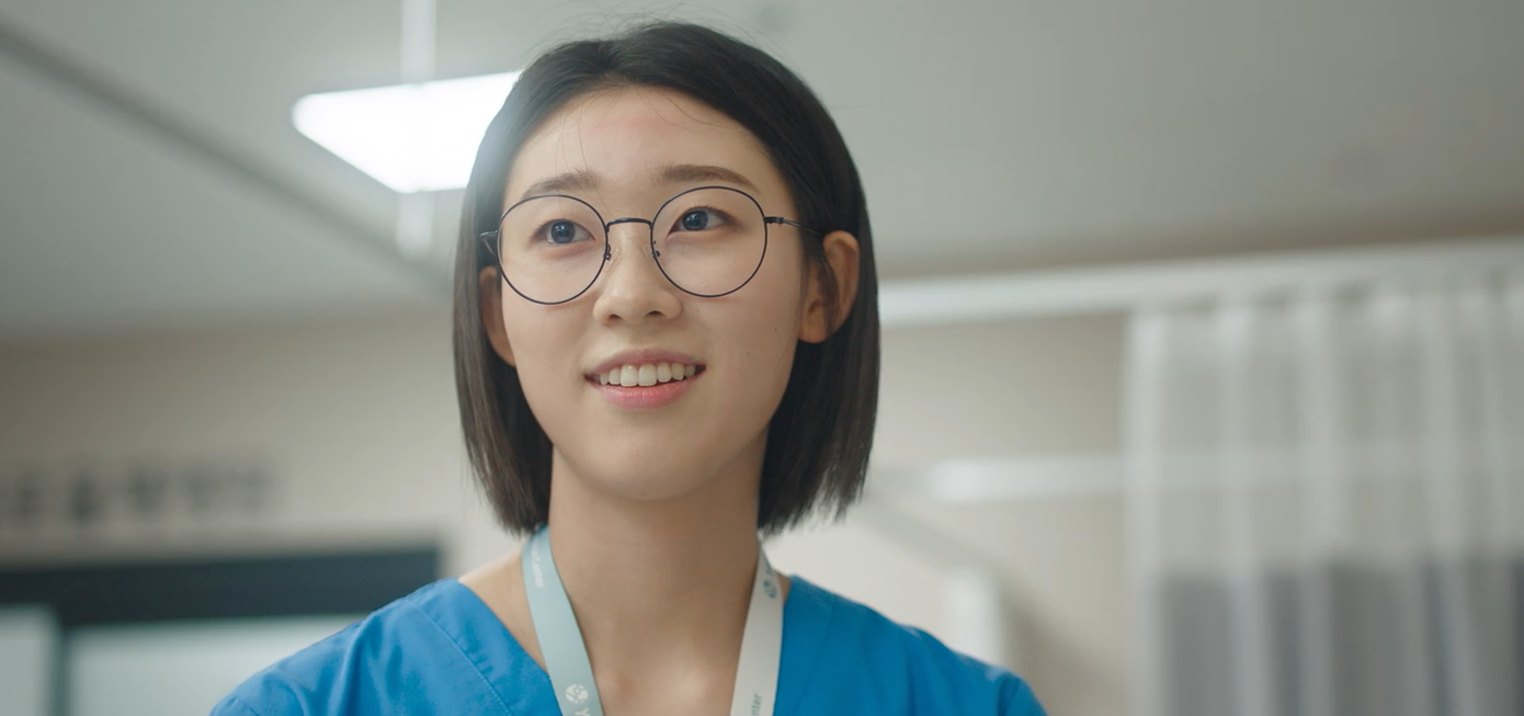 "Siêu robot" Kim Sa Bi nở nụ cười tươi tự nhiên, bớt máy móc, cứng nhắc hơn rất nhiều so với thời gian đầu.