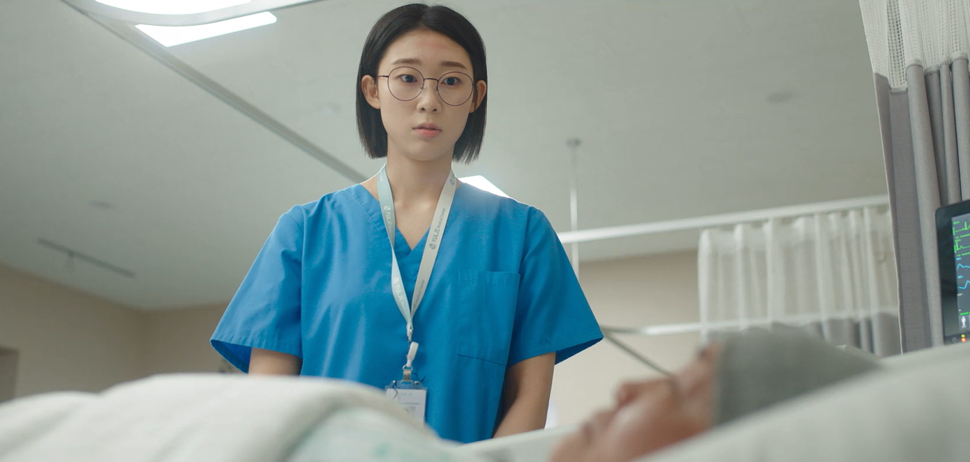 "Siêu robot" Kim Sa Bi nở nụ cười tươi tự nhiên, bớt máy móc, cứng nhắc hơn rất nhiều so với thời gian đầu.