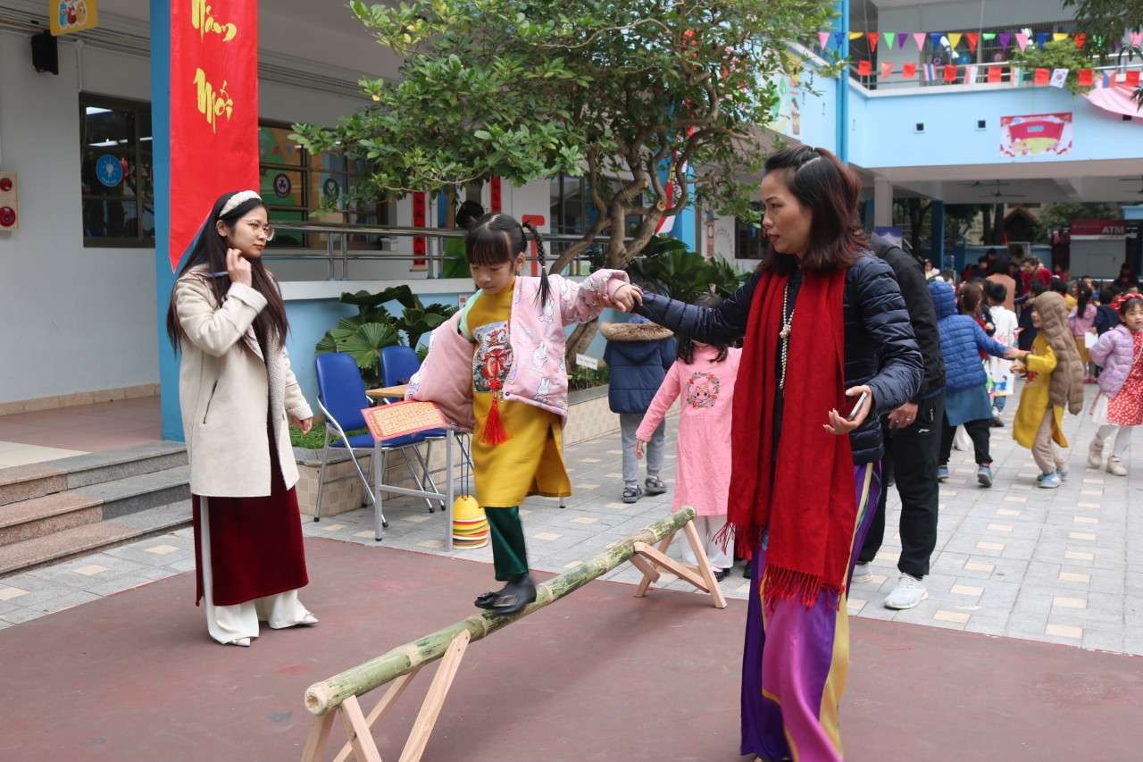 Tween nhận được sự hỗ trợ trong các trò chơi từ các thầy cô. Tween nhận được sự hỗ trợ trong các trò chơi từ các thầy cô.