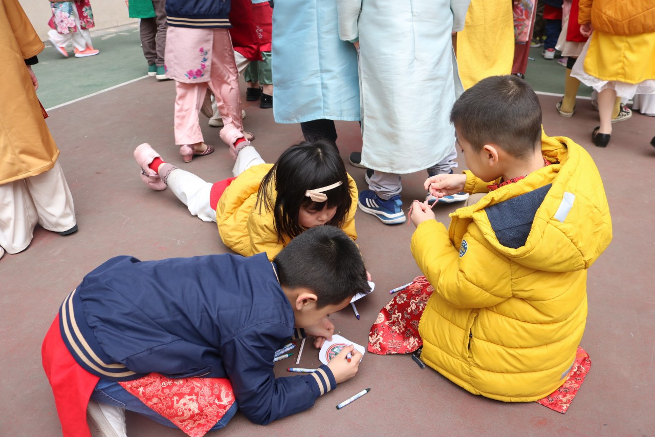 Tween tản ra các khu vực trống khác nhau để tập trung thực hiện thử thách. Tween tản ra các khu vực trống khác nhau để tập trung thực hiện thử thách.