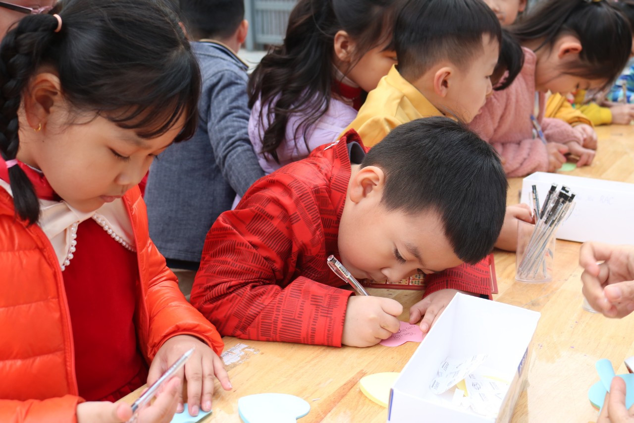 Tween cặm cụi viết ước mơ vào từng tờ giấy nhỏ. Tween cặm cụi viết ước mơ vào từng tờ giấy nhỏ.