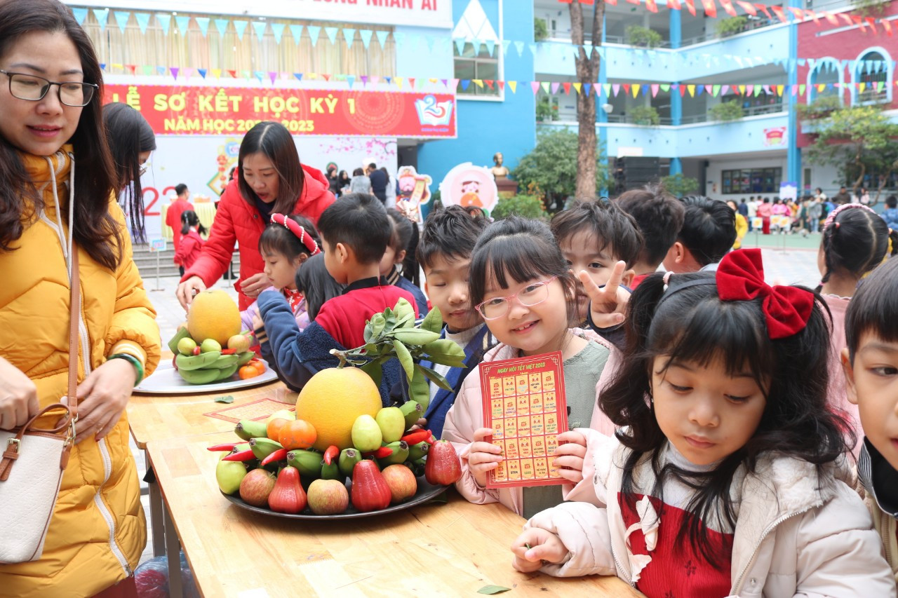 Tween hào hứng với thử thách bày mâm ngũ quả. Tween hào hứng với thử thách bày mâm ngũ quả.