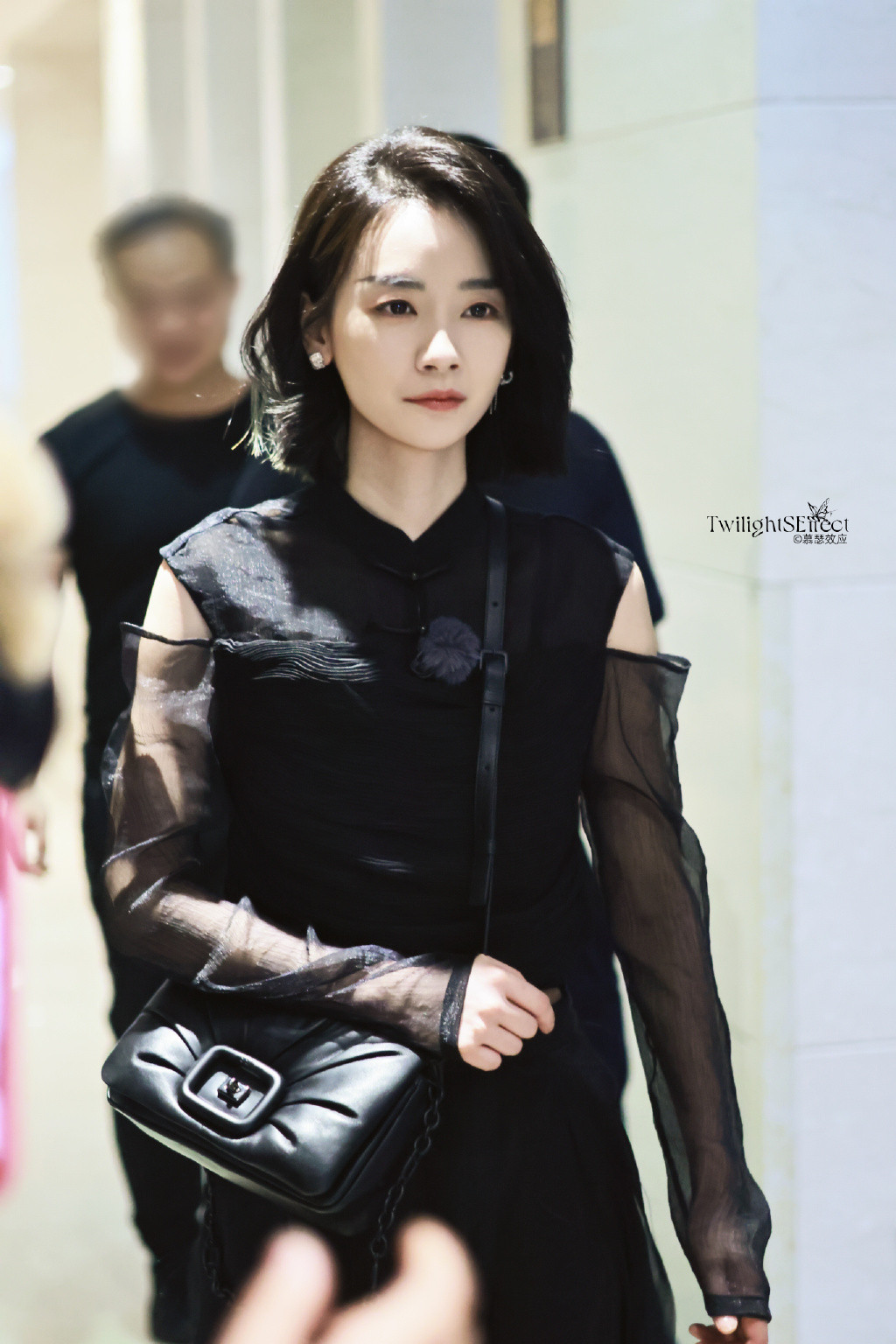 Lưu Nhã Sắt diện nguyên cây đen đầy thanh lịch mà không kém phần cá tính. Lưu Nhã Sắt diện nguyên cây đen đầy thanh lịch mà không kém phần cá tính.