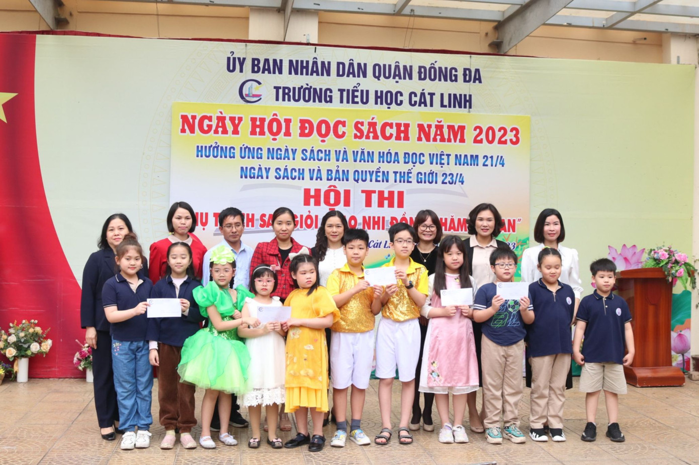BGH nhà trường cùng đại diện hội cha mẹ học sinh trao quà cho đại diện của 5 đội biểu diễn. BGH nhà trường cùng đại diện hội cha mẹ học sinh trao quà cho đại diện của 5 đội biểu diễn.