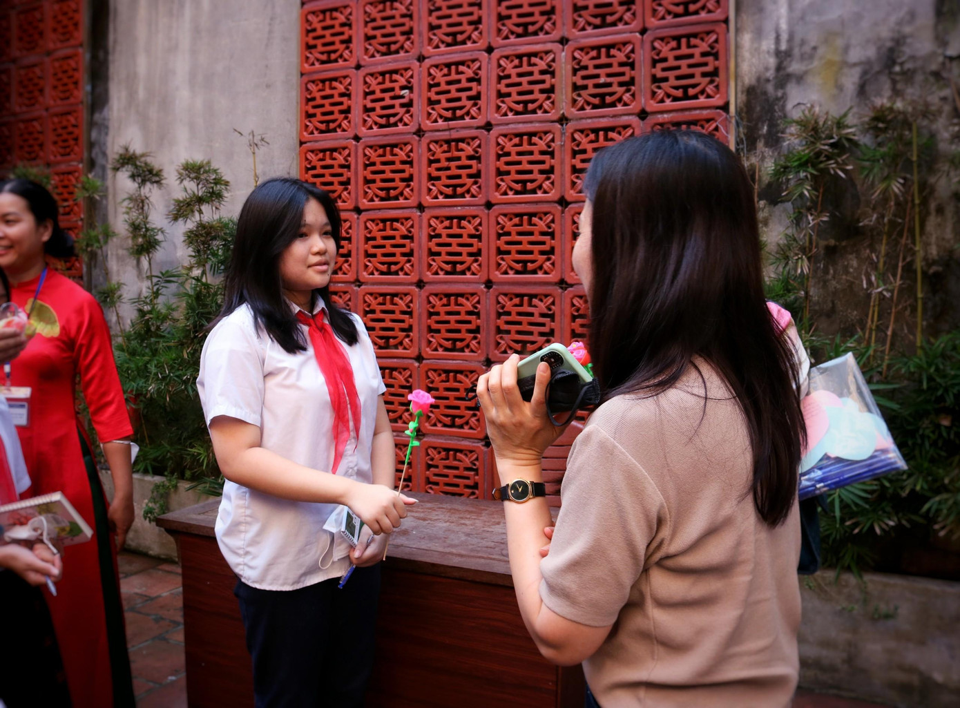 Bạn Hồng Ánh thay mặt lớp gửi lời cảm ơn các phụ huynh và hướng dẫn viên đã đồng hành trong chuyến tham quan.