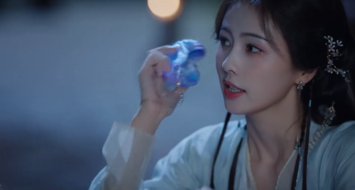 Ở tập 7 của Bạch Nguyệt Phạn Tinh, khán giả được xem cuộc điện thoại nửa đêm bản cổ trang bằng vỏ ốc "dưỡng thê" của A Thước và Phạn Việt. Ở tập 7 của Bạch Nguyệt Phạn Tinh, khán giả được xem cuộc điện thoại nửa đêm bản cổ trang bằng vỏ ốc "dưỡng thê" của A Thước và Phạn Việt.