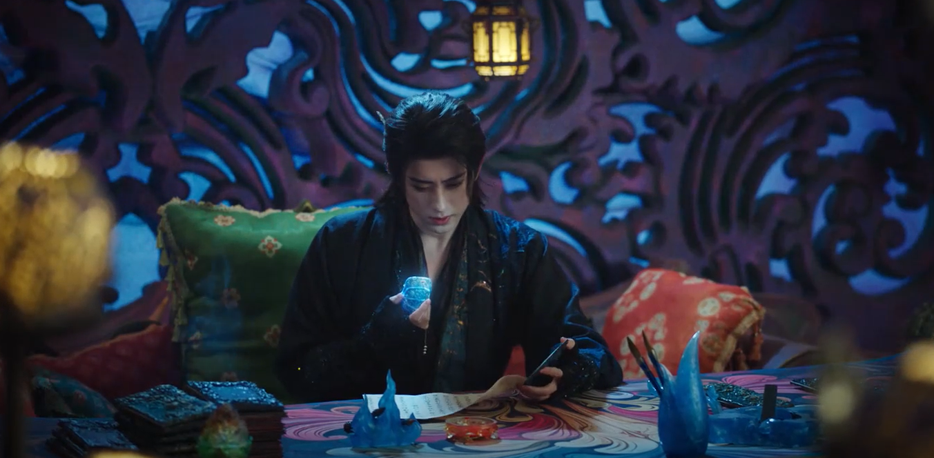 Ở tập 7 của Bạch Nguyệt Phạn Tinh, khán giả được xem cuộc điện thoại nửa đêm bản cổ trang bằng vỏ ốc "dưỡng thê" của A Thước và Phạn Việt. Ở tập 7 của Bạch Nguyệt Phạn Tinh, khán giả được xem cuộc điện thoại nửa đêm bản cổ trang bằng vỏ ốc "dưỡng thê" của A Thước và Phạn Việt.