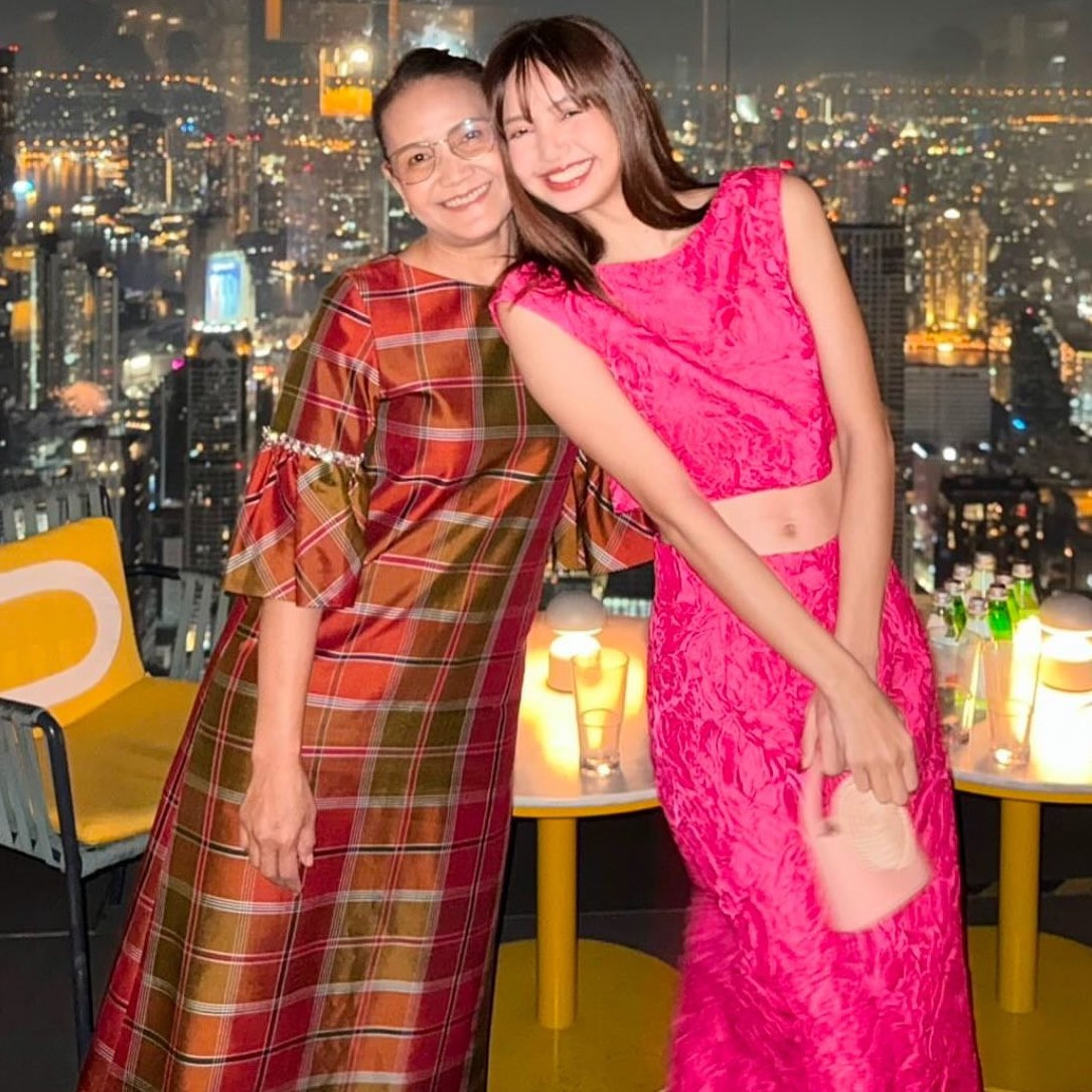 Lisa trong ảnh mẹ đăng.