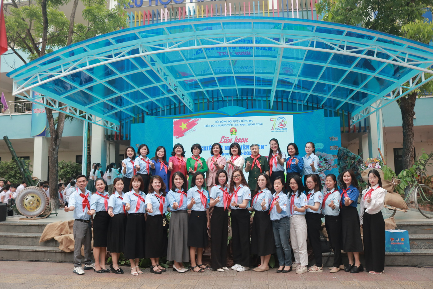 Các thầy cô và đại biểu, tổng phụ trách của các trường tham dự chụp ảnh lưu niệm tại chương trình. Các thầy cô và đại biểu, tổng phụ trách của các trường tham dự chụp ảnh lưu niệm tại chương trình.