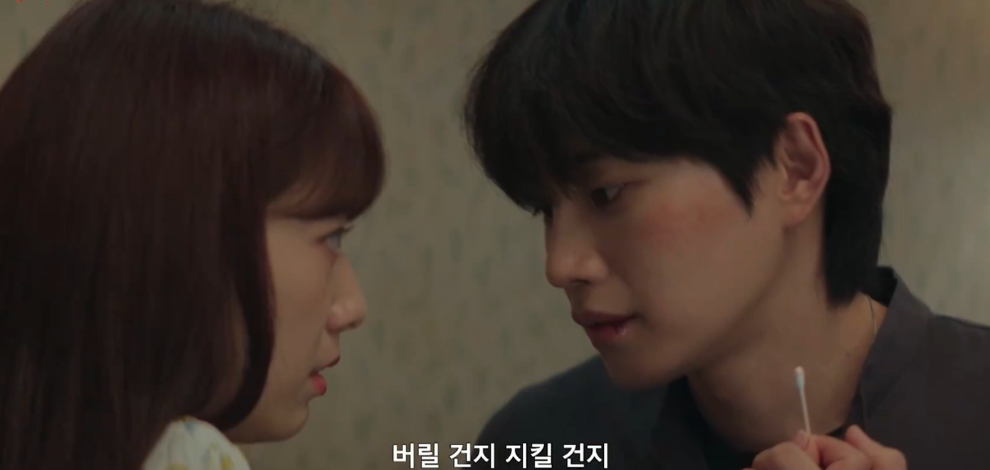 Cảnh Kang Bit Na bôi thuốc cho Han Da On khiến khán giả tin rằng &quot;tia lửa tình yêu&quot; đã nảy sinh giữa 2 người. Anh như muốn tiến lại ôm (hoặc hôn cô).